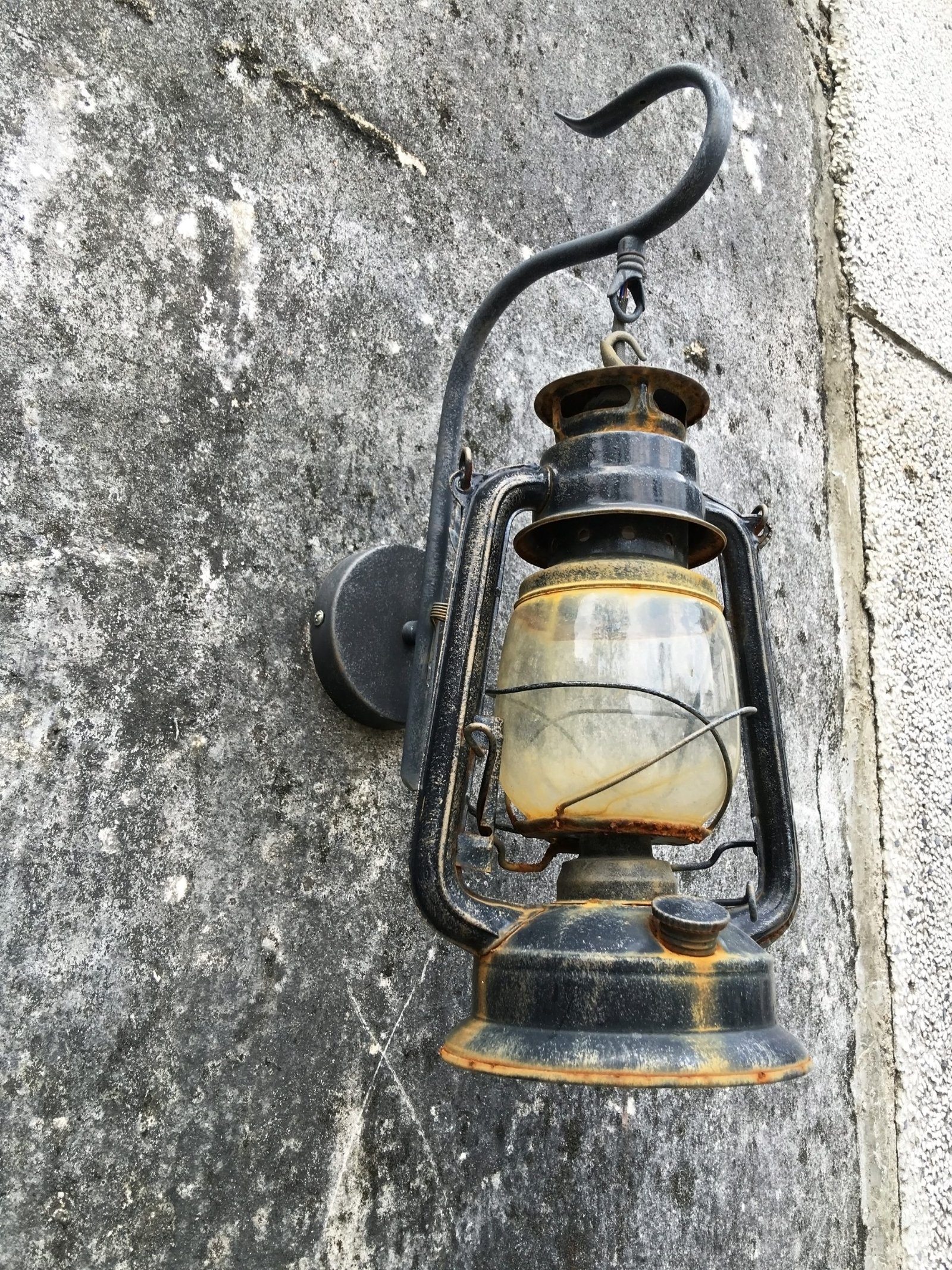 Wall-mounted kerosene lamp