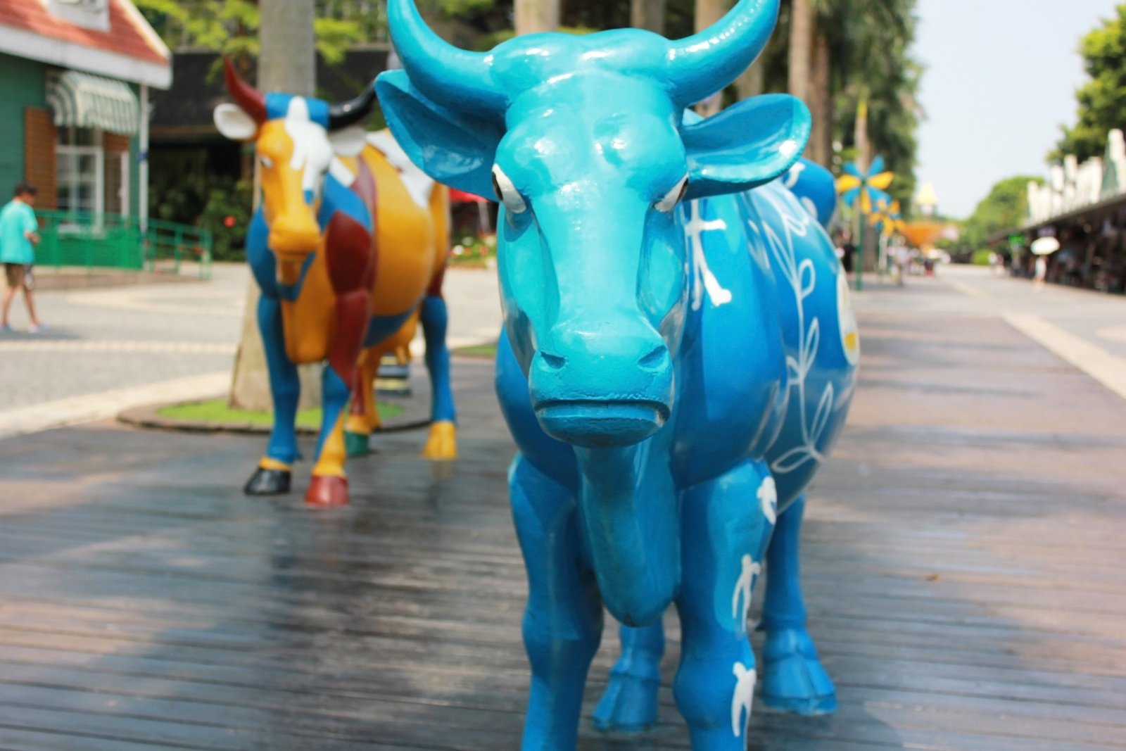 Sculpture-colored cattle